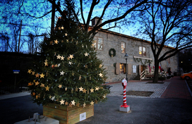 Image of Christmas tree in Old Ellicott City